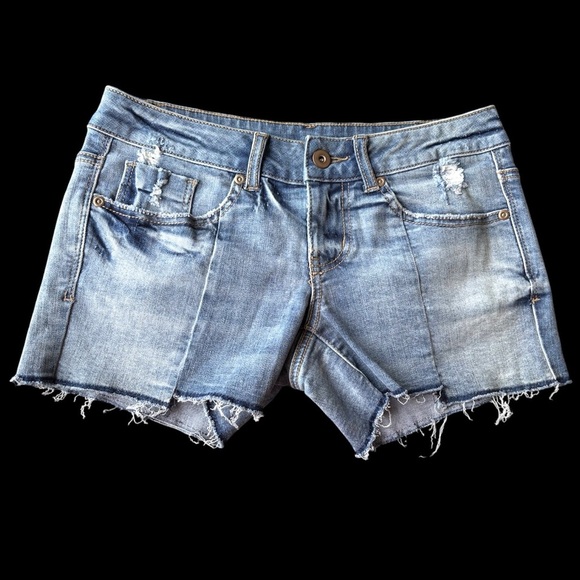 Woman’s Medium Wash Denim Distressed Shorts With Frayed Edge - Picture 1 of 3